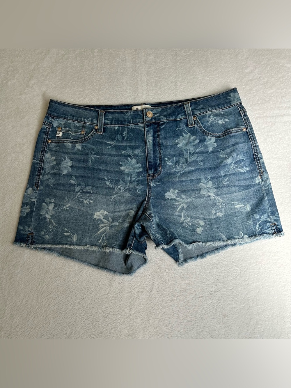 Seven7 Women's Weekend Shorts Size 18W Blue Floral Pattern Denim Stretch Cut Off